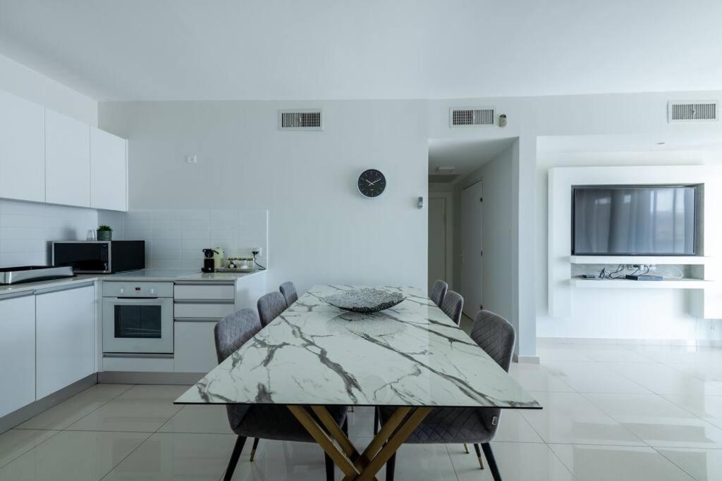Pool Side Luxury At Royal Park-new Listing Appartement *