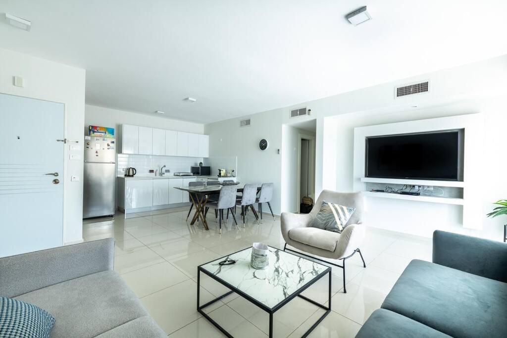 Pool Side Luxury At Royal Park-new Listing