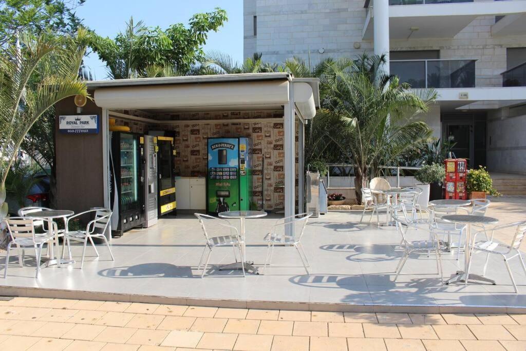 Pool Side Luxury At Royal Park-new Listing Appartement